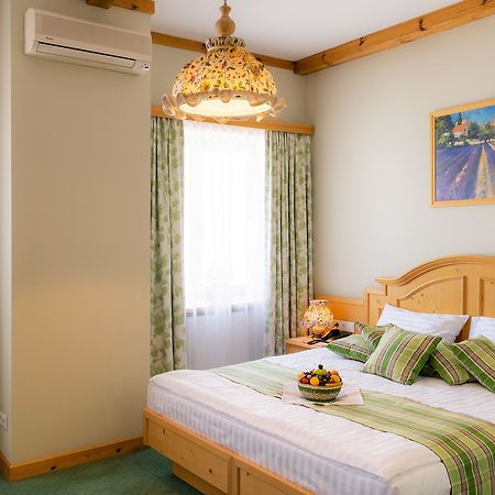 Landhaus Hotel Бровари Екстериор снимка