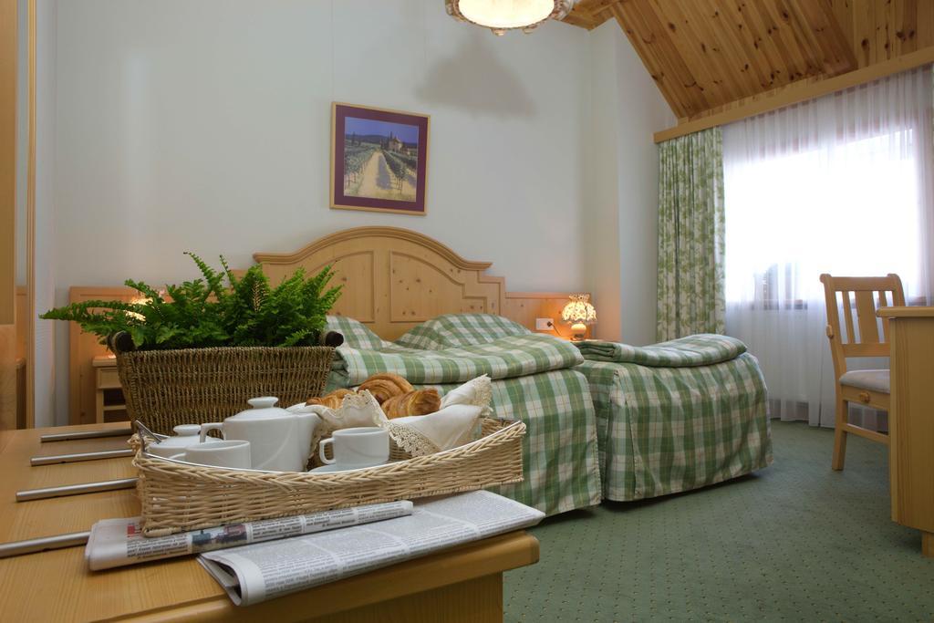 Landhaus Hotel Бровари Екстериор снимка