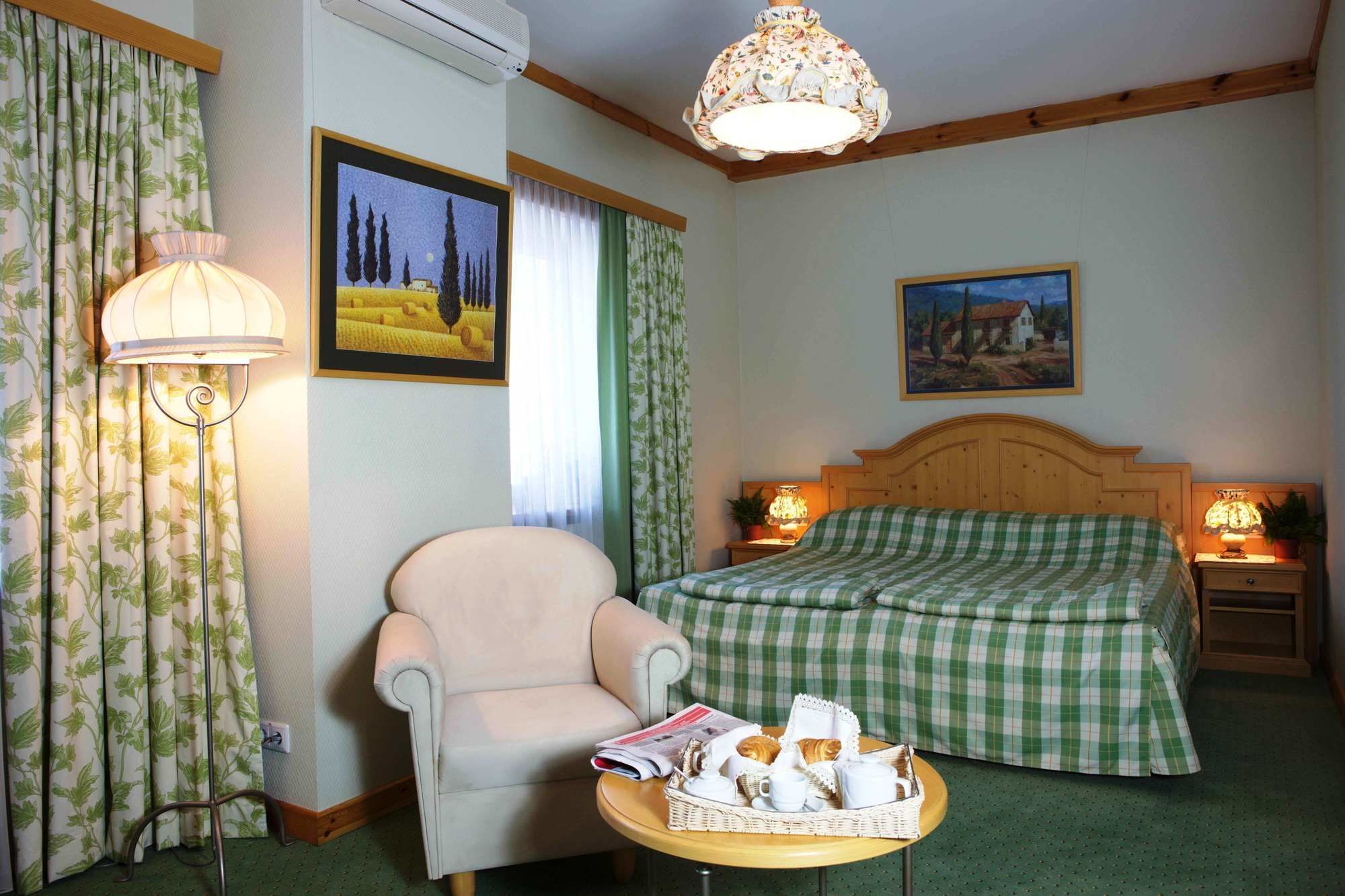 Landhaus Hotel Бровари Екстериор снимка